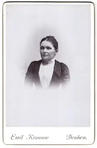 Fotografie Emil Krausse, Deuben, Portrait bürgerliche Dame mit hochgestecktem Haar