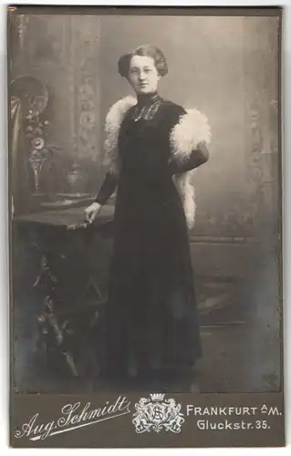 Fotografie Aug. Schmidt, Frankfurt a. M., Gluckstrasse 35, Portrait junge Dame im Kleid mit Monokel