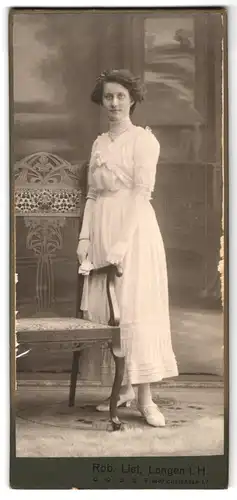 Fotografie Rob. List, Langen i. H., Friedrichstrasse 17, Portrait junge Dame im weissen Kleid