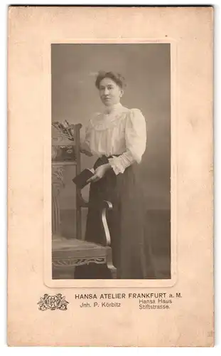 Fotografie P. Körbitz, Frankfurt a. M., Stiftstrasse, Portrait junge Dame in weisser Bluse und Rock