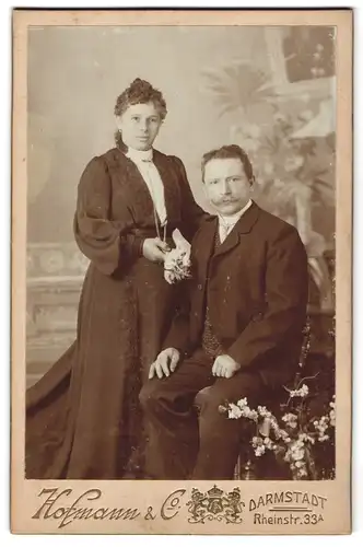 Fotografie Hofmann & Co., Darmstadt, Rheinstrasse 33 A, Portrait bürgerliches Paar in eleganter Kleidung