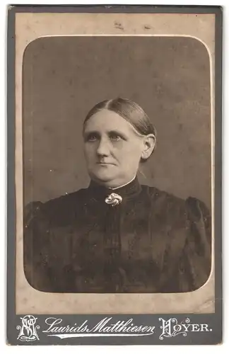 Fotografie Laurids Matthiesen, Hoyer, Alte Frau im schwarzen Kleid