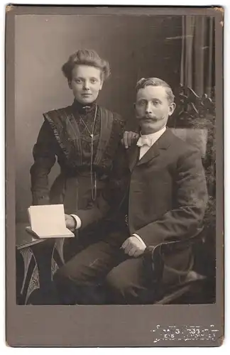 Fotografie Hans Kröger, Flensburg, Holm 12, junges bürgerliches Paar im Portrait