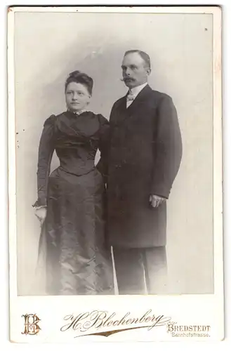 Fotografie H. Blechenberg, Bredstedt, Bahnhofstrasse, bürgerliches Paar im Sonntagsstaat