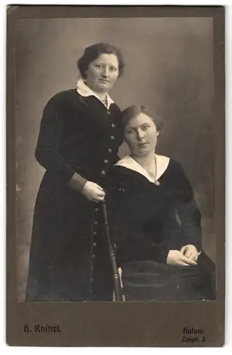 Fotografie H. Knittel, Husum, Zingel 3, bürgerliche Frauen in samtenen Kleidern