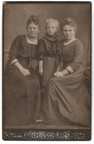 Fotografie Th. H. Backens, Marne, zwei Frauen und ein Mädchen im Portrait
