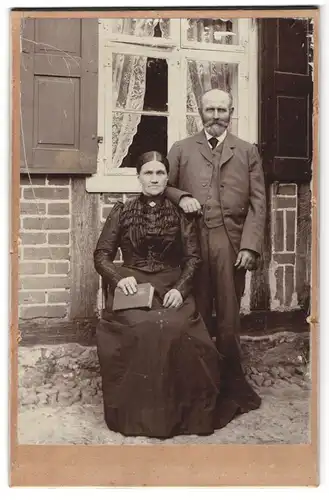 Fotografie unbekannter Fotograf und Ort, älteres Paar im feinen Zwirn