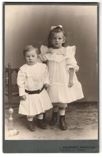 Fotografie Alb. Fraatz, Darmstadt, Wilhelminenplatz 2, kleiner Junge mit seiner grossen Schwester im feinen Zwirn