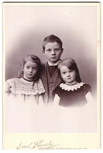 Fotografie Emil Flasche, Barmen, Heckinghauser-Strasse 19, Junge mit seinen zwei kleinen Schwestern im Portrait