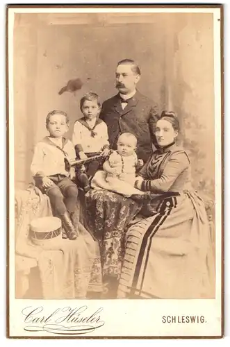Fotografie Carl Hüseler, Schleswig, Stadtweg 147, bürgerliches Paar mit ihren drei kleinen Kindern