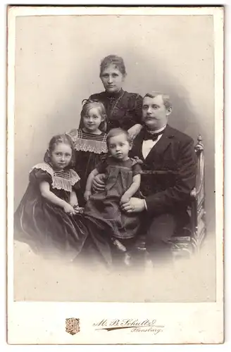 Fotografie M. B. Schultz, Flensburg, Norderhofenden 13, bürgerliches Paar mit ihren drei Töchtern