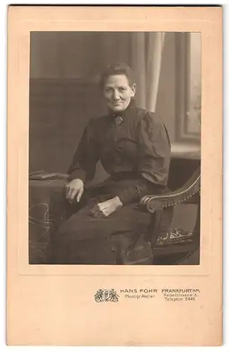 Fotografie Hans Fohr, Frankfurt a. M., Kaiserstrasse 3, Portrait ältere Dame in hübscher Bluse mit Kragenbrosche
