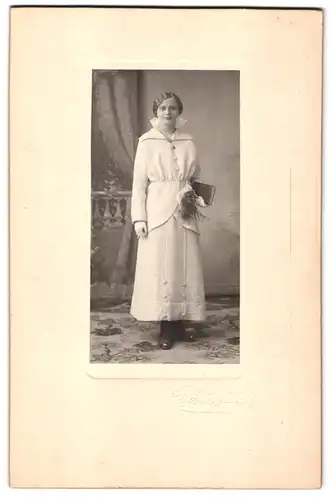 Fotografie Fr. Carbow, Frankfurt a. Main, Portrait weiss gekleidete Dame mit Buch in der Hand