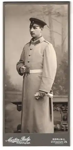 Fotografie Martin Balg, Berlin-C., Dirksenstrasse 25, Portrait Soldat im Uniformmantel mit Schirmmütze