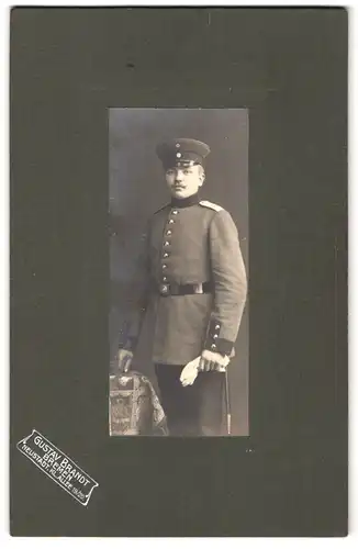 Fotografie Gustav Brandt, Bremen, Neustadt, Kl. Allee19-20, Portrait Soldat in Uniform mit Schirmmütze