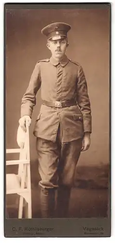Fotografie C. F. Röthlisberger, Vegesack, Bremerstrasse 39, Portrait Soldat in Uniform mit Schirmmütze