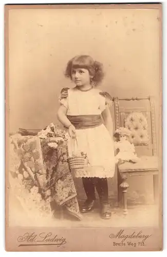 Fotografie Ad. Ludwig, Magdeburg, Breite Weg 213, Portrait kleines Mädchen im weissen Kleid mit Körbchen