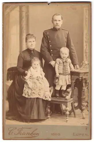 Fotografie C. Franken, Eupen, Neustrasse, Portrait Soldat in Uniform mit seiner Familie