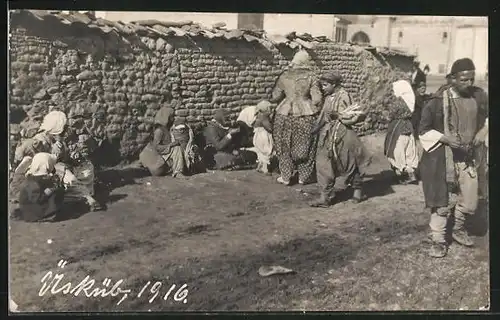 Foto-AK Skopje / Ueskueb, Ortspartie mit Einheimischen 1916