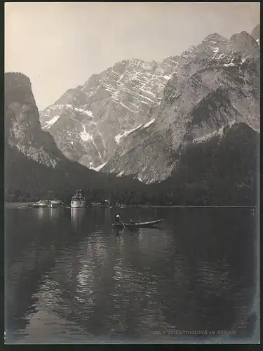 Fotografie Würthle & Sohn, Salzburg, Ansicht Schönau am Königsee, St. Bartholomä am Königsee, Gondler auf dem See