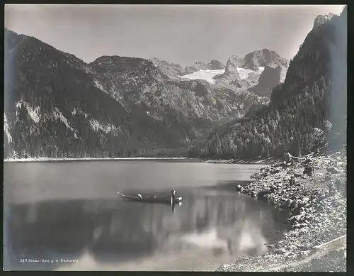 Fotografie Würthle & Sohn, Salzburg, Ansicht Gosau, Gondler auf dem stillen See gegen den Dachstein, Fotografenstempel