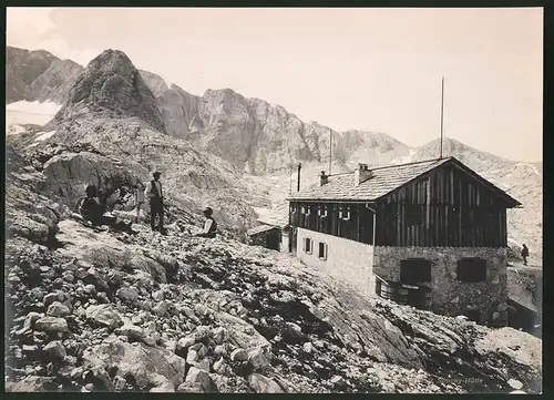 Fotografie Würthle & Sohn, Salzburg, Ansicht Hallstatt, Bergsteiger an der Simony-Hütte auf dem Dachstein, 26 x 19cm