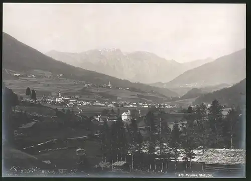 Fotografie unbekannter Fotograf, Ansicht Fulpmes, Blick auf den Ort im Stubaithal, Grossformat 26 x 19cm