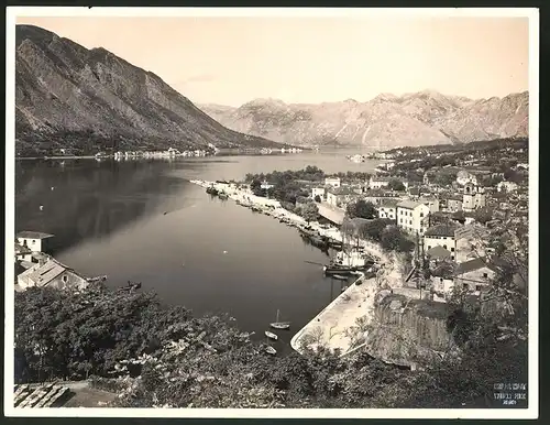 Fotografie Kilophot., Wien, Ansicht Cattaro, Ortspartie am See, Fotografenstempel, Grossformat 27 x 21cm