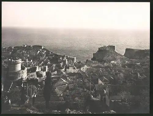 Fotografie Würthle & Sohn, Salzburg, Ansicht Ragusa, Ortspartie mit Blick auf das Meer, Fotografenstempel, 26 x 20cm