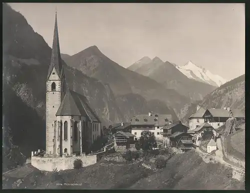 Fotografie unbekannter Fotograf, Ansicht Heiligenblut, Partie an der Kirche im Ort, Grossformat 26 x 20cm
