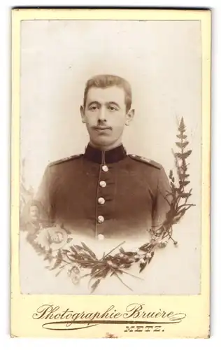 Fotografie Bruere, Metz, Portrait Soldat in Uniform Rgt. 16 im Passepartout