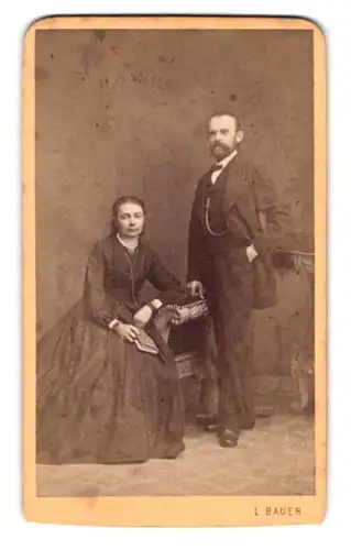 Fotografie L. Bauer, Wien, Mölkerbastei 20, Portrait Frau und Mann im Biedermeierkleid und Anzug mit Vollbart
