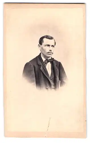 Fotografie Hermann Hampel, Schönlinde, Portrait Mann im Anzug mit Fliege und Moustache