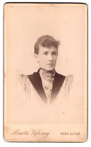 Fotografie Bratri Vyborny, Hora Kutna, Portrait junge Frau Selicka Duskove im Biedermeierkleid mit Locken