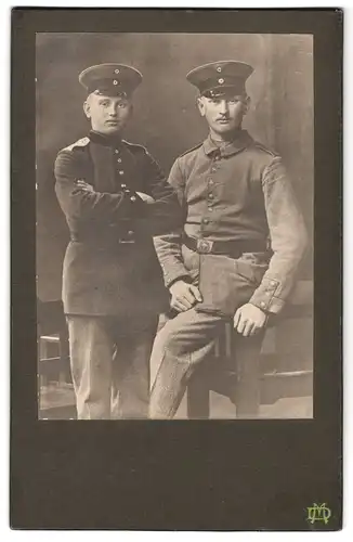Fotografie Max Damm, Bad Harzburg, Herz. Wilhelm-Str. 84, Portrait zwei Soldaten in Uniform posieren im Atelier