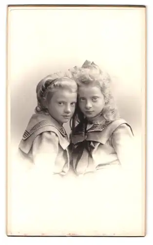 Fotografie Emil Flasche, Barmen, Heckinghauser-Strasse 19, Portrait zwei Mädchen in Matrosenkleidern