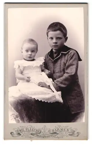 Fotografie Emil Flasche, Barmen, Heckinghauserstrasse, Portrait kleiner Junge im Matrosenanzug mit Kleinkind