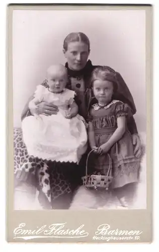 Fotografie Emil Flasche, Barmen, Heckinghauserstrasse 19, Portrait bürgerliche Dame mit kleinem Mädchen und Baby