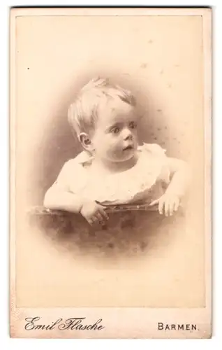 Fotografie Emil Flasche, Barmen, Heckinghauser-Strasse 25, Portrait süsses Kind in hübscher Kleidung