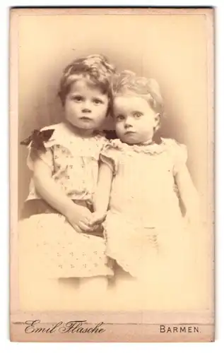 Fotografie Emil Flasche, Barmen, Heckinghauser-Strasse 25, Portrait zwei kleine Mädchen in Kleidern