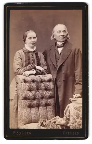 Fotografie P. Schiffer, Crefeld, Neue Linnerstrasse 74, Portrait bürgerliches Paar in modischer Kleidung