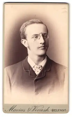 Fotografie Mavius & Vivash, Belfast, 49 & 51, Ann Street, Portrait modisch gekleideter Herr mit Zwicker