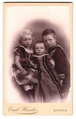 Fotografie Emil Flasche, Barmen, Heckinghauser-Strasse 25, Portrait modisch gekleidetes Kinderpaar mit einem Baby
