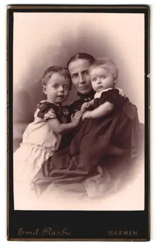 Fotografie Emil Flasche, Barmen, Heckinghauser-Strasse 25, Portrait bürgerliche Dame mit kleinem Mädchen und Kleinkind