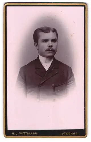 Fotografie H. J. Wittmack, Itzehoe, Paaschburg 122, Portrait modisch gekleideter Herr mit Oberlippenbart