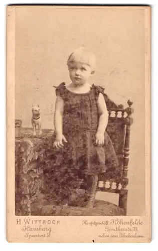 Fotografie H. Wittrock, Hamburg, Speersort 5 II., Portrait kleines Mädchen im Kleid