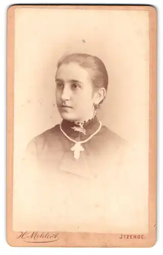 Fotografie H. Mehlert, Itzehoe, Breite-Strasse 14, Portrait junge Dame mit Kragenbrosche und Halskette