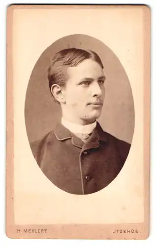 Fotografie H. Mehlert, Itzehoe, Breitestrasse 14, Brustportrait junger Herr in modischer Kleidung