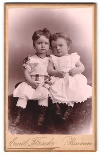 Fotografie Emil Flasche, Barmen, Heckinghauser-Strasse 25, Portrait zwei kleine Mädchen in weissen Kleidern
