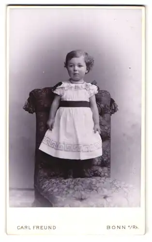 Fotografie Carl Freund, Bonn a /Rh., Portrait kleines Mädchen im hübschen Kleid